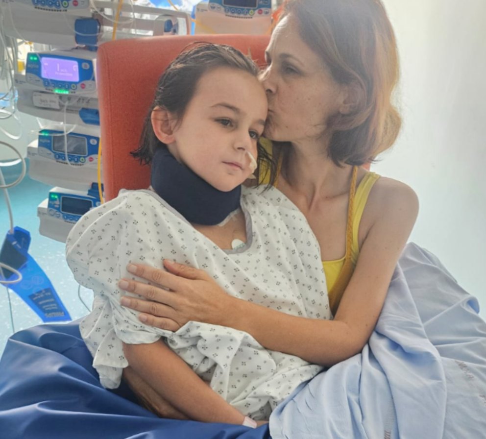 Illustration de l’aide matérielle apportée à Sarah et à sa fille Théa à l’hôpital