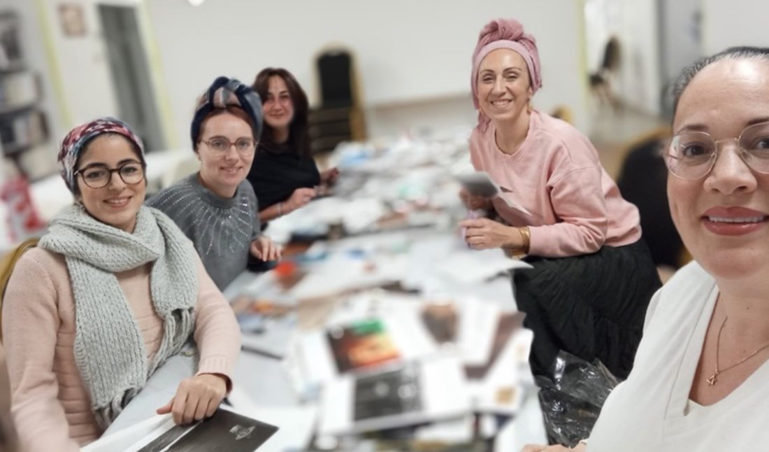 Photo de l’atelier de collage pour aider nos âmes